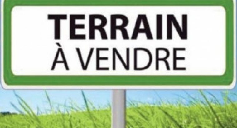 Terrain à vendre a pk 240 m2 a l’angle et face a un parking