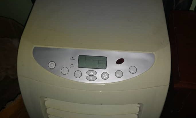 Climatiseur debout avec son tube d’évacuation
