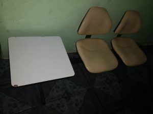 Ensemble bureau seconde main en très bon état pour 4 personn