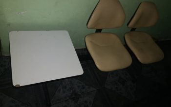 Ensemble bureau seconde main en très bon état pour 4 personn
