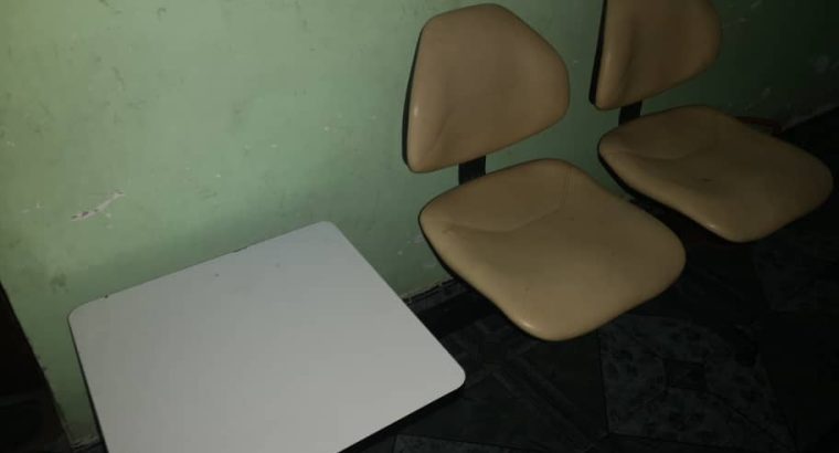 Ensemble bureau seconde main en très bon état pour 4 personn