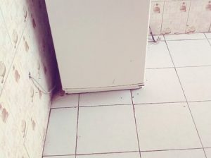 Télé plus table et frigo