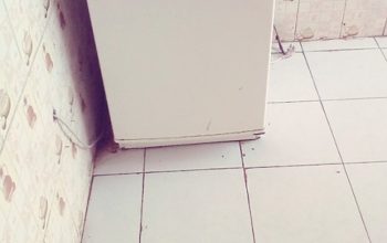 Télé plus table et frigo