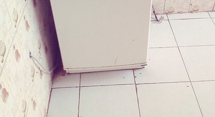 Télé plus table et frigo