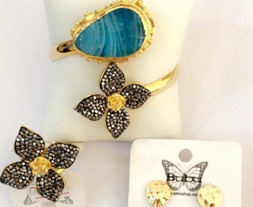 Ensemble chaine et boucle d’oreille très chic et de très bonne qualité