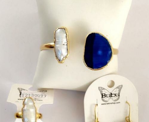 Ensemble chaine et boucle d’oreille très chic et de très bonne qualité