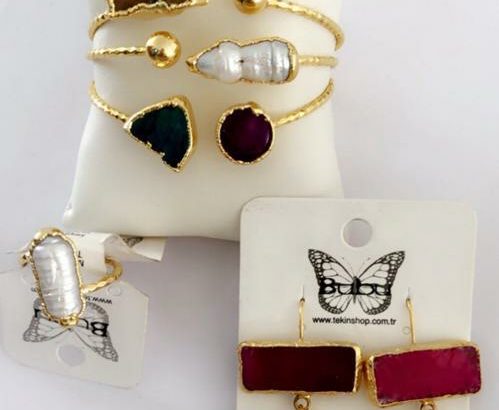 Ensemble chaine et boucle d’oreille très chic et de très bonne qualité