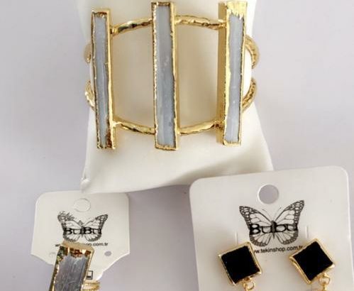 Ensemble chaine et boucle d’oreille très chic et de très bonne qualité