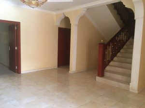Villa à louer , cite plage comportant 7 chambre , 3 salon , un jardin et une espace derrière la maison