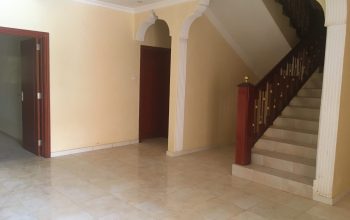 Villa à louer , cite plage comportant 7 chambre , 3 salon , un jardin et une espace derrière la maison