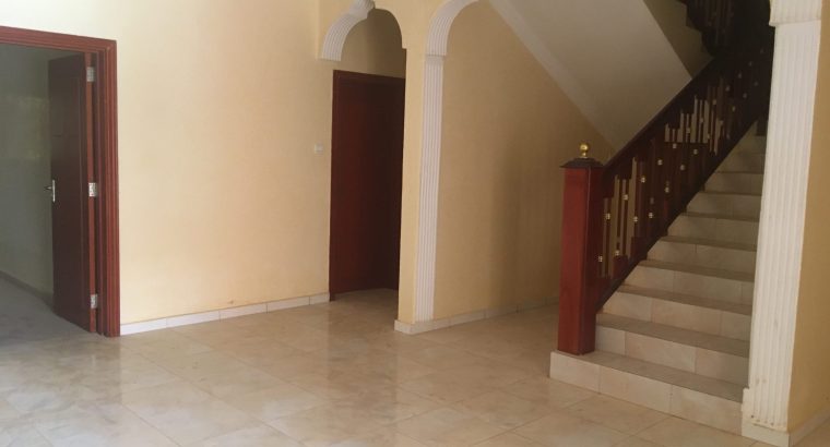 Villa à louer , cite plage comportant 7 chambre , 3 salon , un jardin et une espace derrière la maison