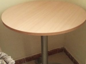 table d’appoint tres solide importee