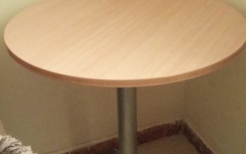 table d’appoint tres solide importee