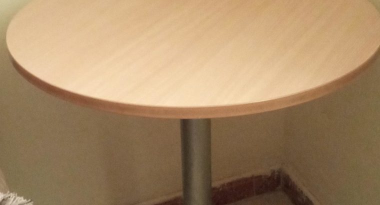 table d’appoint tres solide importee