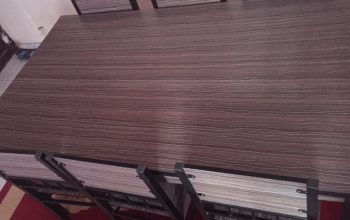 Grande table à manger neuve.