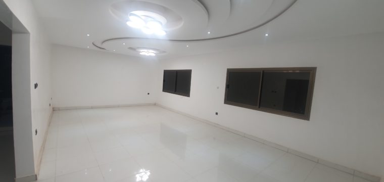 Jolie villa neuve avec piscine à louer (bonne finition)